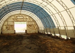 глубокая несменяемая подстилка в ангаре