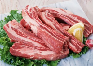 куски свинины на салате